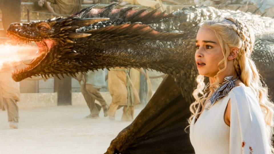 Emilia Clarke jako Daenerys ve Hře o trůny
